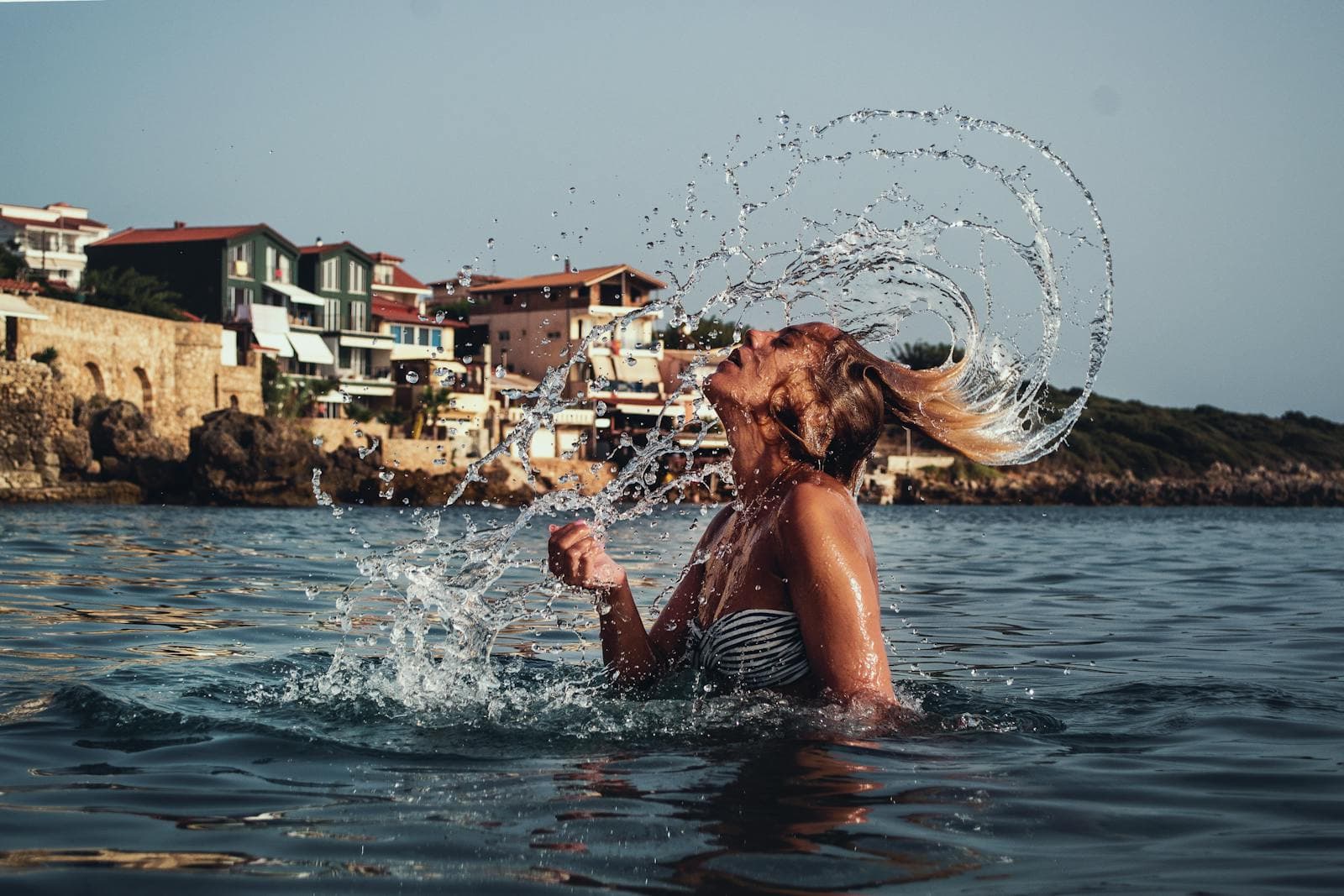 Mulher de biquíni no mar